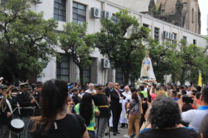 La imagen de la Virgen de la Merced sale al encuentro con el pueblo.